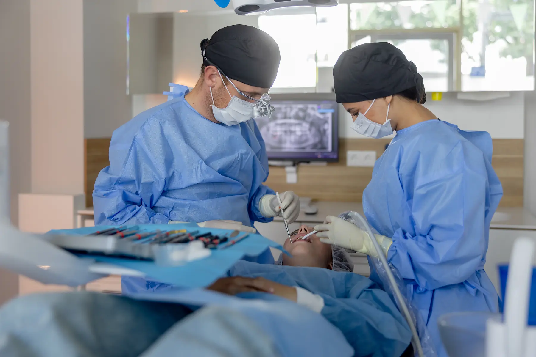 Patienten wird im Zahn Zentrum Olpe durch eine Zahnärztin beraten