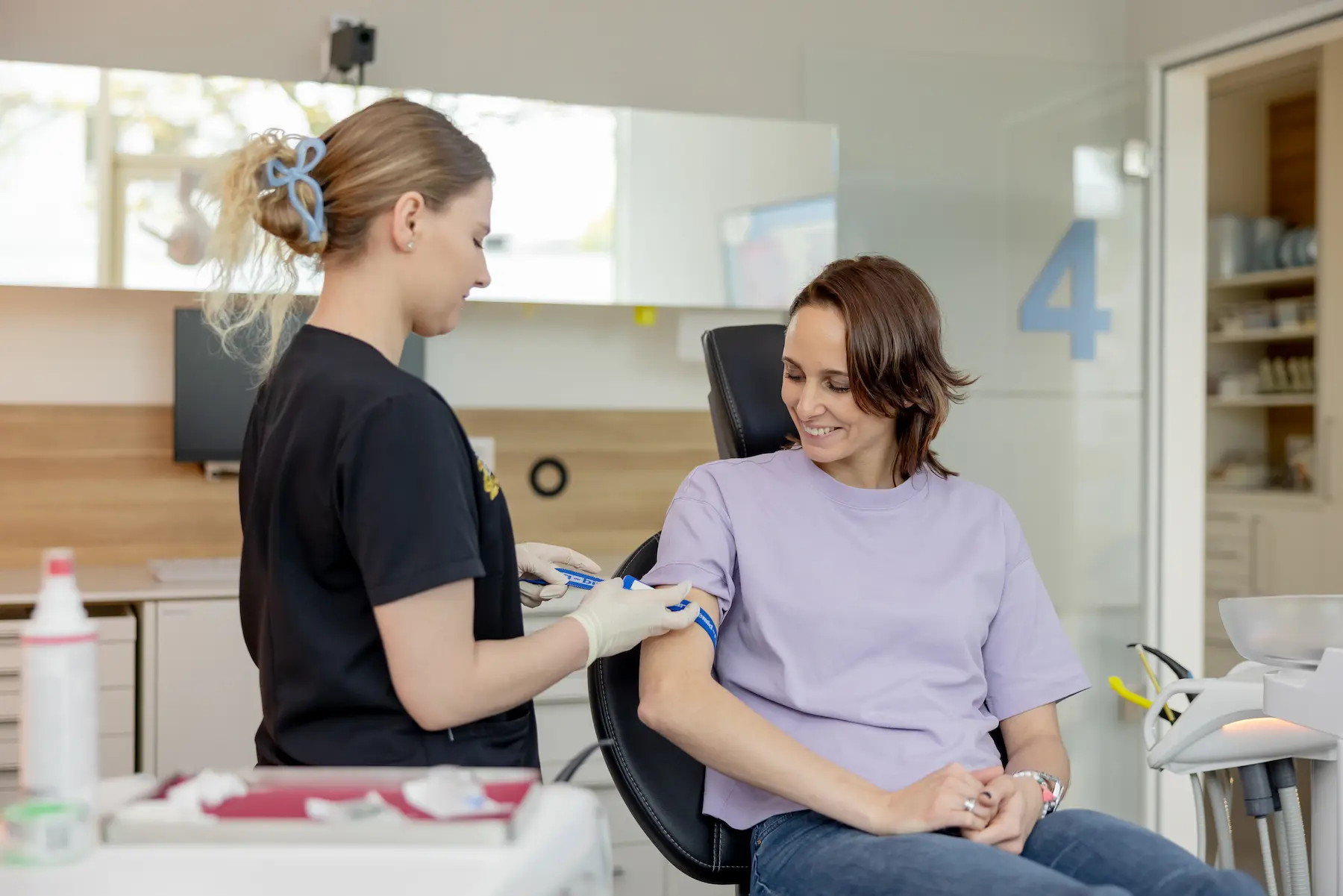 Patienten wird im Rahmen der Eigenbluttherapie im Zahn Zentrum Olpe behandelt