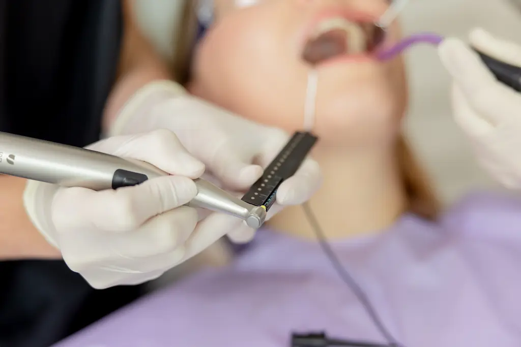 Zahnärztliche Behandlung mit entsprechenden Werkzeugen im Zahn Zentrum Olpe