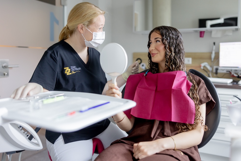 Frau bei der Zahnärztin zur Prophylaxe | Zahnzentrum Olpe