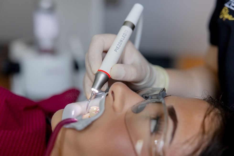 Frau bei der Zahnärztin zur Prophylaxe | Zahnzentrum Olpe