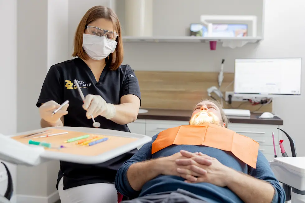 Mann in der Zahnarztpraxis zur Prophylaxe | Zahnzentrum Olpe